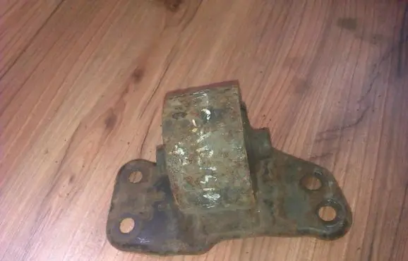 Mitsubishi Carisma Engine mount bracket
