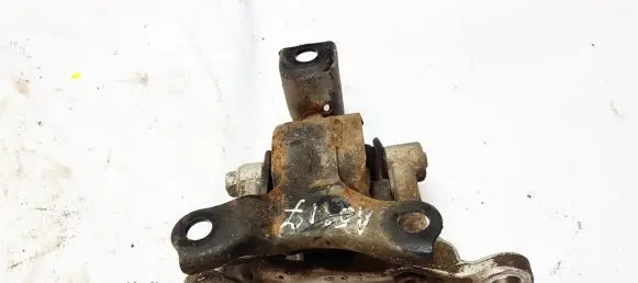 Honda FR-V Engine mount bracket