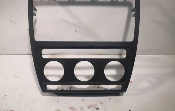 Radio/GPS head unit trim