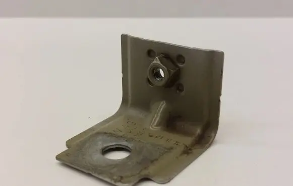Fender mounting bracket
