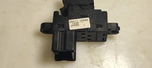 Nissan Qashqai Electric window control switch 25411JD000