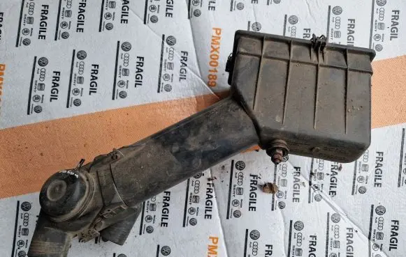 Volkswagen Golf I Air filter box 055129801