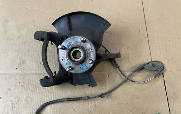Hyundai i20 (GB IB) Front wheel hub spindle knuckle