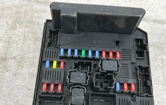 Nissan Qashqai Fuse module 284B7JD02A 6662030586 518975032