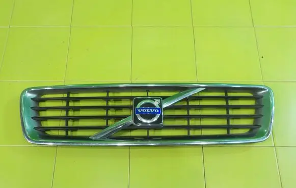 Volvo C30 Front bumper upper radiator grill 30655403