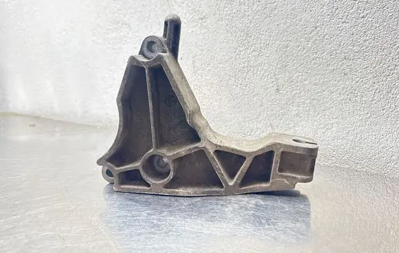 Opel Astra H Engine mounting bracket 13125625