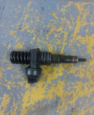 Volkswagen Touran I Fuel injector 0414720215
