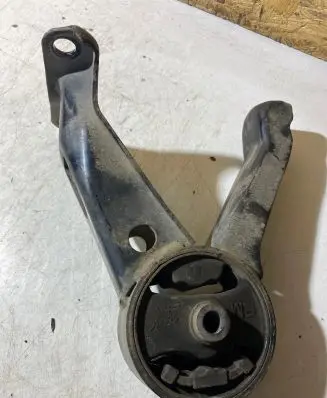 Mitsubishi Grandis Engine mount bracket
