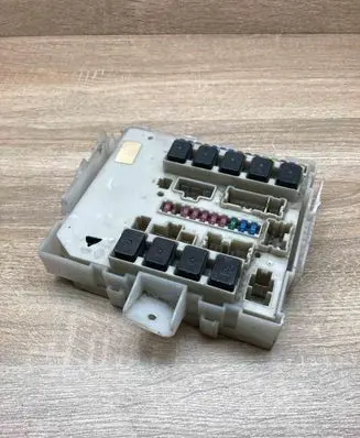 Renault Laguna I Fuse module 71401795 284B678002