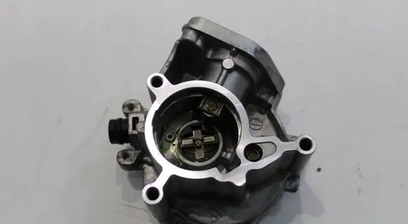 Volkswagen PASSAT B8 Vacuum pump 06K145100P