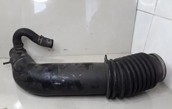 Opel Frontera B Air intake duct part 897142010