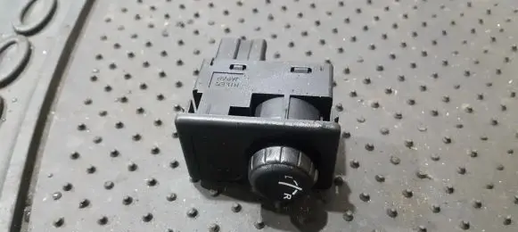 Nissan Almera Tino Wing mirror switch