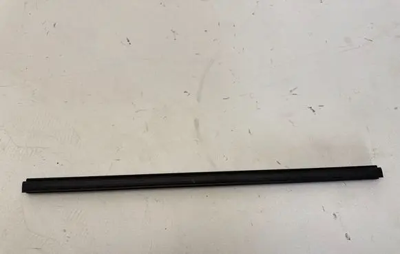 BMW 7 G11 G12 Front door rubber seal 105844788C