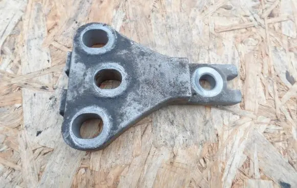 Honda FR-V Engine mounting bracket