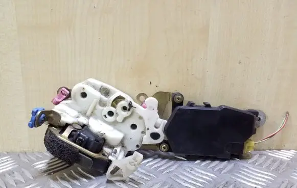 Subaru Forester SF Front door lock