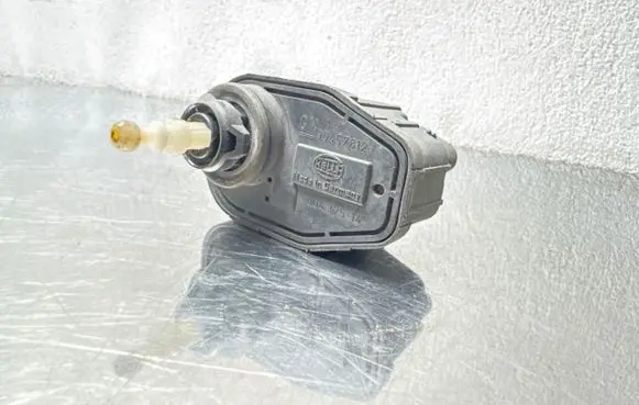 Opel Omega B1 Headlight level adjustment motor 90457812 00437514
