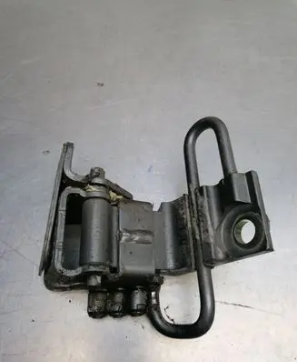 Volkswagen Touareg I Front door lower hinge 7L0831412