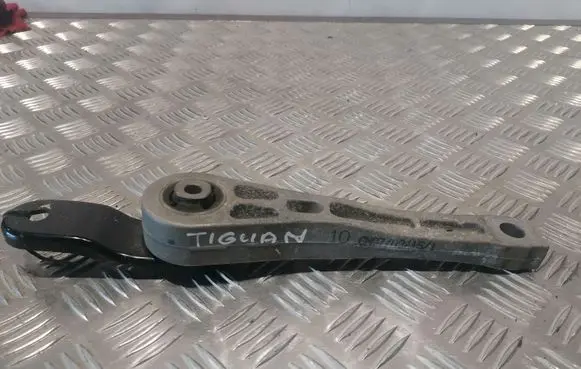 Volkswagen Tiguan Engine mount bracket 7N0199855