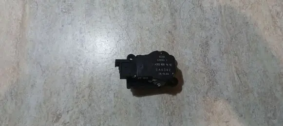 Mercedes-Benz CLK A209 C209 Air flap motor/actuator A2038201642