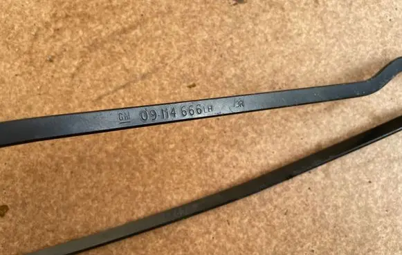 Opel Corsa C Front wiper blade arm 09114666 09114667