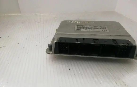 Nissan Terrano Engine control unit/module 237107F404 0281010284