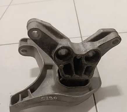 Peugeot 308 Engine mount bracket 9800895680