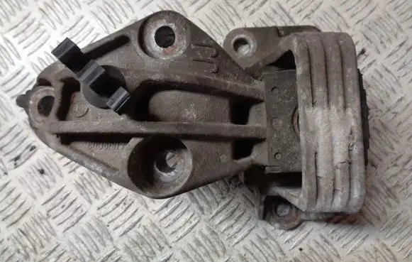 Engine mount bracket