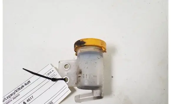 Subaru Legacy Brake fluid reservoir 
