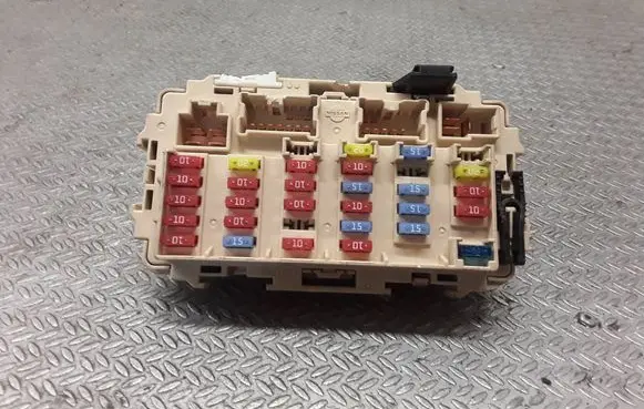 Nissan X-Trail T30 Fuse module 