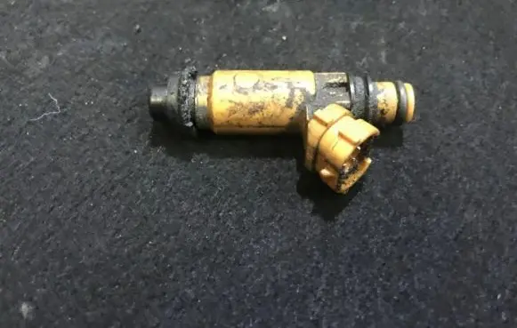 Mazda 626 Fuel injector 8273620