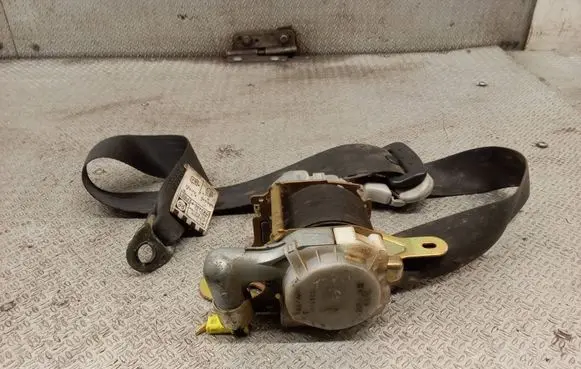 Toyota Corolla Verso E121 Front seatbelt