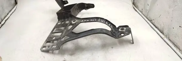 Front bumper mounting bracket