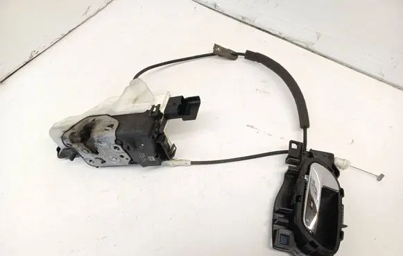 Peugeot 5008 Front door lock A01453
