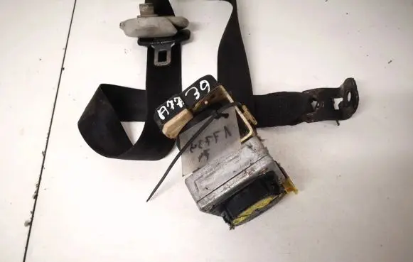 Volkswagen Golf IV Front seatbelt 00054584