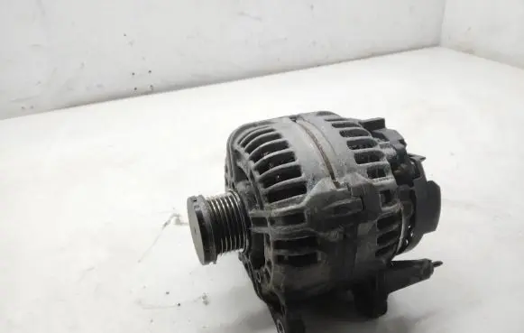 Volkswagen PASSAT B7 Generator/alternator 03C903023A 0124525093