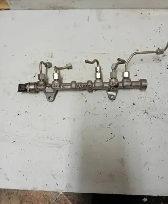 Opel Corsa D Fuel distributor 55573331 540385 0445214222