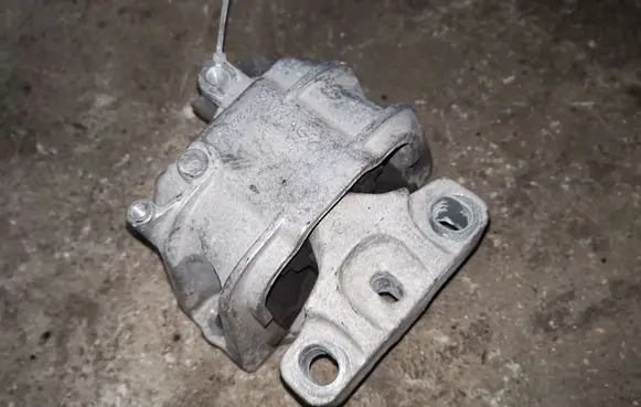 Volkswagen Golf V Engine mount bracket 1K0199262AJ