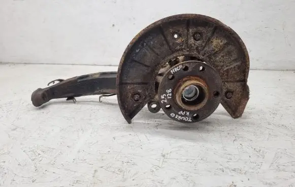Volkswagen Touareg I Front wheel hub spindle knuckle 7L6407257A
