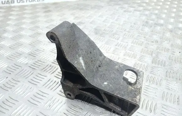 Volvo XC90 Engine mounting bracket