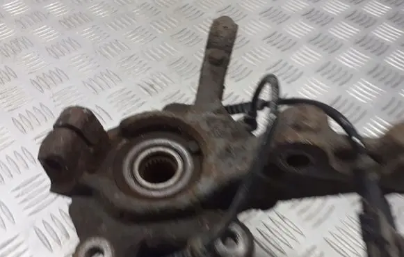 Renault Twingo II Front wheel hub spindle knuckle