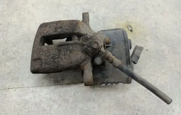 Volkswagen PASSAT B6 Rear brake caliper TRW