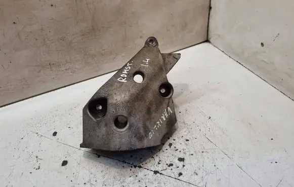 Engine mounting bracket