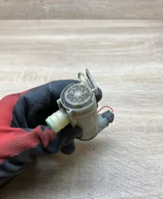 Infiniti FX Windscreen/windshield washer pump 2224643A