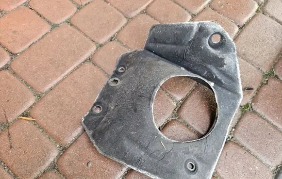 Engine bonnet/hood sound/heat insulation
