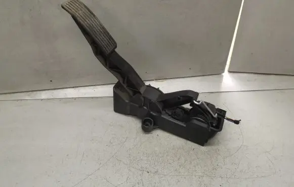 Mercedes-Benz A W169 Accelerator throttle pedal A1693000104 91736020