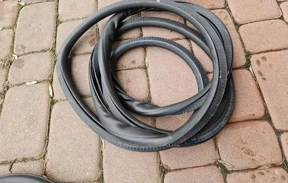 Opel Zafira C Front door rubber seal 13259937