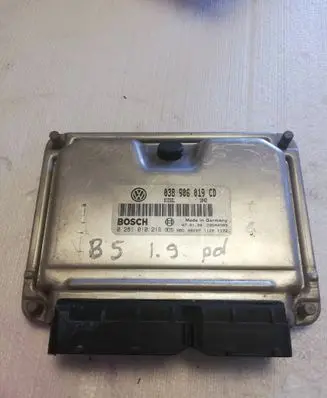 Volkswagen PASSAT B7 Engine control unit/module 038906019CD 28SA4308 0281010218