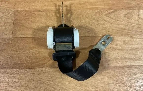 BMW 5 E60 E61 Rear seatbelt 33005895