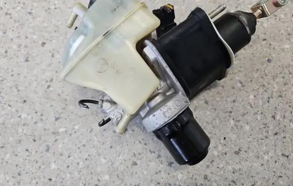 Mercedes-Benz SL R230 Master brake cylinder A2304300302 2304300302 A0004300112