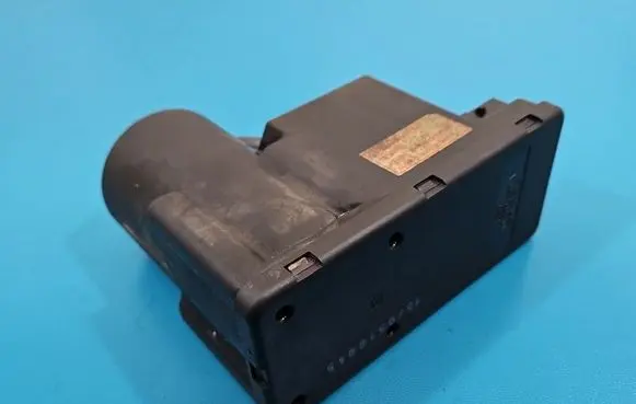 Audi A4 S4 B5 8D Central locking vacuum pump 4A0862257A IMPRK1588426